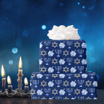 Papel De Regalo Hanukkah Blue Menorah Dreidel Pattern Chanukah<br><div class="desc">Hermoso papel de envoltura de Hanukkah en azul bonito con un fresco patrón de estrella del judaísmo,  ideal para divertidos juegos de Chanukah,  y la menorah judía para la festividad.</div>