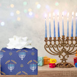 Papel De Regalo Hanukkah Estrella de Oro de David Menorah Azul Bla<br><div class="desc">Eleva tu regalo de Hanukkah con nuestra estrella dorada de David, Menorah azul y blanco sobre papel de envoltura de fondo azul. Este papel de envoltura es perfecto para añadir un toque de elegancia y tradición a tus regalos de Hanukkah. Haga sus regalos verdaderamente especiales este año con este exquisito...</div>