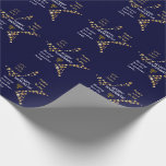 Papel De Regalo HAPPY HANUKKAH Personalizado<br><div class="desc">Elegante papel de envoltura HAPPY HANUKKAH personalizado en azul y oro para desear a su familia y amigos un Hanukkah feliz. El diseño muestra un texto que dice HAPPY HANUKKAH en la tipografía blanca en el centro, con PEACE, LOVE & JOY en la tipografía de color oro en una esquina,...</div>