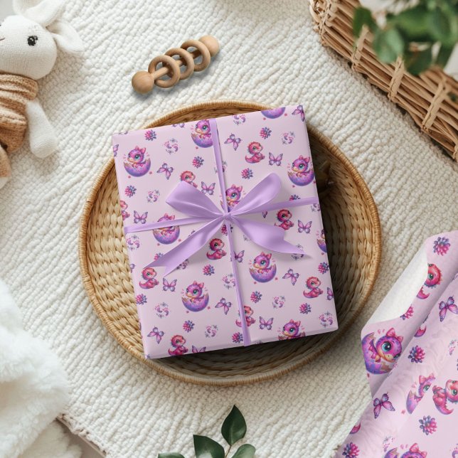 Papel De Regalo Hatear pronto el bebé Dinosaurios rosados Baby Sho (Baby Shower "Hatching Soon" Lavender Purple Cute Dinosaur Wrapping Paper)