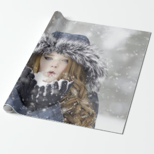 Papel De Regalo Hermoso Chica en un abrigo de invierno con nieve