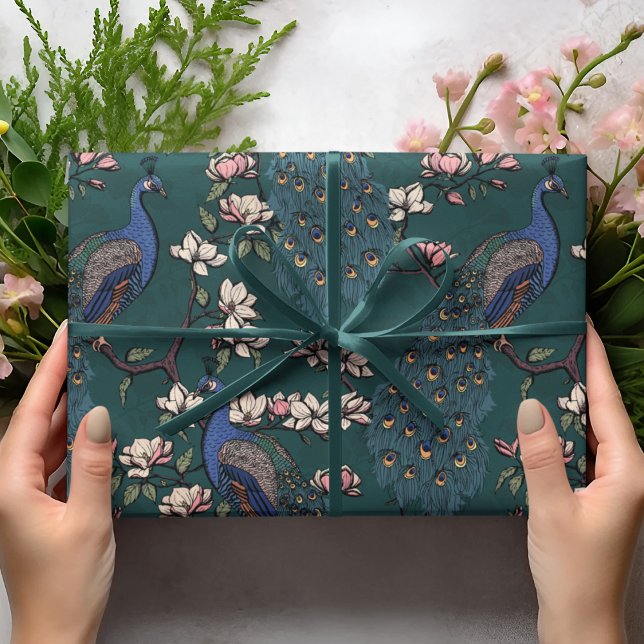 Papel De Regalo Hermosos pavos reales Verde azulados oscuros y flo (Elegant Floral Blue Peacock Birds, Magnolia Branches in Bloom, Teal Green Background. Hand Drawn.)
