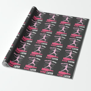 Papel De Regalo Hilarious Pilates atleta mujer que bebe vino