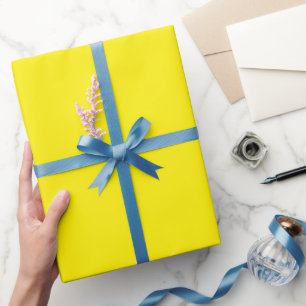 Papel De Regalo hoja amarilla en blanco, curvada en un borde