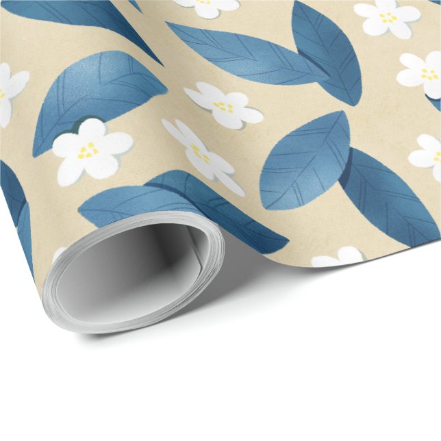 Papel De Regalo Hojas azules y flores blancas de fondo beige (Esquina del rollo)