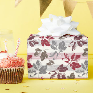 Papel De Regalo Hojas multicolores sobre un fondo rayado.