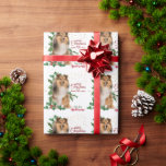 Papel De Regalo Holly Red Berry Shetland Sheepdog Christmas<br><div class="desc">Este bonito personalizado de papel de envolvimiento de regalo de Navidad muestra a un perro pastelero de Shetland sentado frente a las estacas llenas de bayas rojas. El texto rojo a la derecha dice "FELIZ Navidad Y FELIZ AÑO NUEVO". El texto de su personalizado se encuentra a continuación. Una rociada...</div>