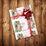 Papel De Regalo Holly Red Berry Shetland Sheepdog Christmas<br><div class="desc">Este bonito personalizado de papel de envolvimiento de regalo de Navidad muestra a un perro pastelero de Shetland sentado frente a las estacas llenas de bayas rojas. El texto rojo a la derecha dice "FELIZ Navidad Y FELIZ AÑO NUEVO". El texto de su personalizado se encuentra a continuación. Una rociada...</div>
