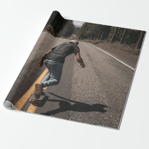 Papel De Regalo Hombre jugando al patinaje en la carretera por la 