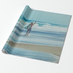 Papel De Regalo Hombre llevando tabla de surf en la playa