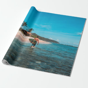 Papel De Regalo Hombre sostiene tabla de surf en cuerpo de agua