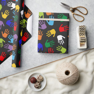 Papel de regalo impreso con huellas de manos de co