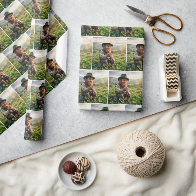 Papel De Regalo Irish Leprechaun Admiring a Gold Coin (Artesanía)