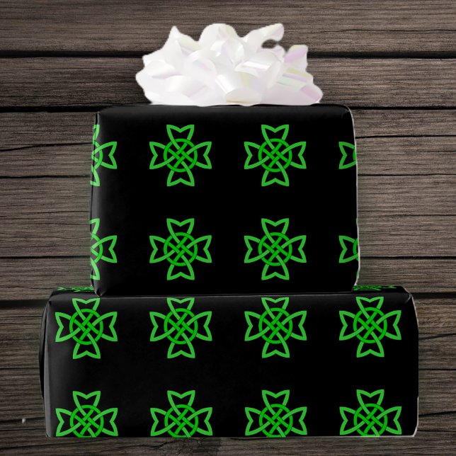 Papel De Regalo Knot celta verde irlandesa (Irish Celtic bright green knots on black gift wrapping paper roll.)