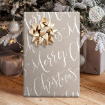 Papel De Regalo Kraft Merry Christmas Calligraphy<br><div class="desc">El papel de envolver de regalo para navidades presenta caligrafía moderna con escritura navideña alegre en blanco sobre papel kraft. Personalizar el color de fondo con su elección.</div>