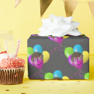 Papel De Regalo La cara del hombre en el globo de cumpleaños