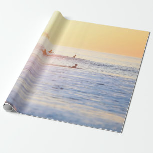 Papel De Regalo La gente navegando en la playa