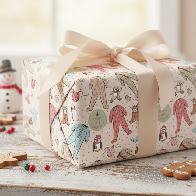 Papel De Regalo La primera Navidad personalizada de un bebé crema  (Cute 1st Christmas Kids Wrapping Paper. Baby Pj's & Winter Animals First Xmas Illustration Pattern)