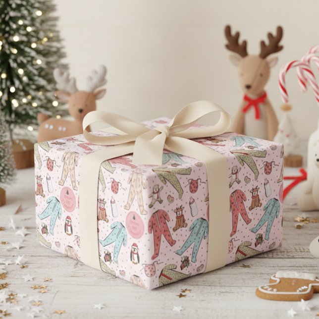 Papel De Regalo La primera Navidad personalizada de un bebé rosado (Cute 1st Christmas Kids Wrapping Paper. Baby Pj's & Winter Animals First Xmas Illustration for Girl)