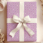 Papel De Regalo Laberinto Clave Griega Purpura y Blanco Chic<br><div class="desc">Eleva tu regalo con este papel de regalo elegante y moderno que presenta un fascinante patrón de laberinto de clave griega morado y blanco. El diseño intrincado añade un toque de sofisticación e intriga, perfecto para ocasiones especiales, bodas o cualquier celebración en la que quieras que tus regalos destaquen. Este...</div>