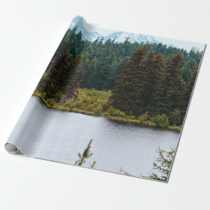 PAPEL DE REGALO LAGO CON ÁRBOLES EN LOS LADOS