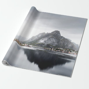 PAPEL DE REGALO LAGO RODEADO DE CASAS Y MONTAÑAS