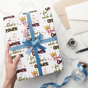 Papel De Regalo Las reinas reales se arreglan mutuamente con sus c