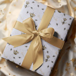 Papel De Regalo Lavanda de moda Buzzing Abeja Reina Real y Corona<br><div class="desc">Cree una elegante presentación de regalo con este papel de envolvimiento de lavanda de moda. Presentando un patrón aparentemente inexistente de mi ilustracion hecho a mano de la abeja reina y su corona dorada, zumbando así y así. Las palabras dibujadas a mano en oro, "Queen Bee" están esparcidas por todo...</div>