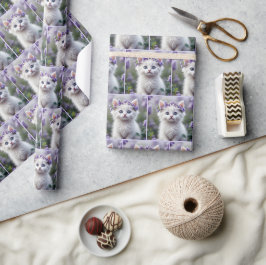 Papel De Regalo Lilac Laurel sobre un gatito blanco