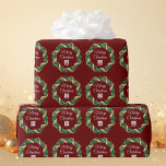 Papel De Regalo Logo de Red Merry Christmas Wreath Personalizado C<br><div class="desc">Este hermoso papel de envoltura de Navidades de negocios está hecho personalizado con el logo de tu empresa dentro de una flor de berry festiva con guirnalda dorada envuelta en un fondo rojo. Envoltura de regalo de vacaciones contemporáneas para los regalos de tu cliente o empleado corporativo.</div>