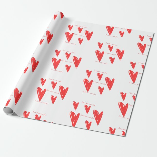 Papel De Regalo Los gemelos tienen más corazones rojos divertidos (Desenrollado)