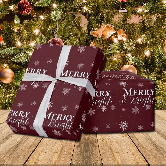 Papel De Regalo Los Navidades de las Copas de Nieve, fríos y brill (Red Merry and Bright Snowflakes Christmas Wrapping Paper)