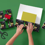 Papel De Regalo Maní | La pandilla alrededor del árbol de Navidad<br><div class="desc">Personalizar este lindo pizarrón Navidades Snoopy envolver papel con el texto de su personalizado!</div>