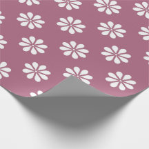Margaritas blancas con fondo rosa