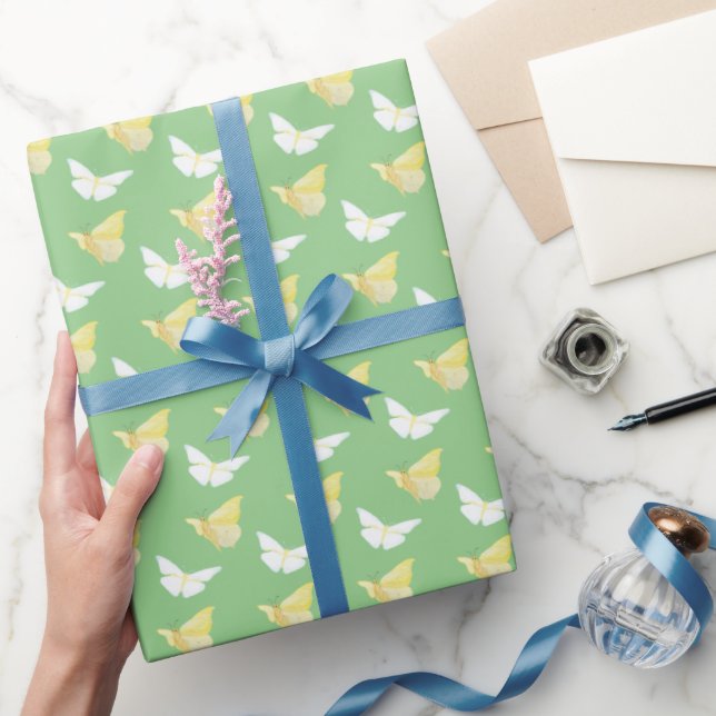 Papel De Regalo Mariposas blancas y amarillas ligeras volando verd (Regalar)