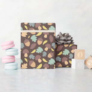 Papel de regalo marrón con patrón de otoño acogedo