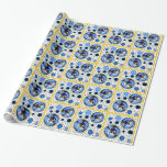 Papel De Regalo Maxfield Parrish-y Hanukkah Elf<br><div class="desc">El alegre envoltorio de regalo de Hanukkah tiene azulejos de puntos de polka blanco sobre negro adornados con dreidels, orbes y medallones azules de flor de maíz que presentan la extravagante variación de Leslie Sigal Javorek de la era pre WWI Maxfield Parrish personaje de Lamplighter con leggings de puntopolka, pancho...</div>