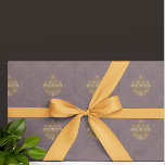 Papel De Regalo Medallón mauve vintage de la antigua época<br><div class="desc">Envía un mensaje dulce con este hermoso diseño de estilo vintage. Patrón antiguo mauve damasco de mauve ahumado con medallones de color dorado. Tus regalos tendrán un aspecto vintage y romántico. Perfecto para Día de la Madre,  Día de San Valentín,  aniversarios,  duchas para bebés.</div>
