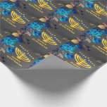 Papel De Regalo Menorah azul y oro moderno Feliz Hanukkah<br><div class="desc">Menorah Happy Hanukkah Wrapping Paper presenta un fondo de tiza con rosas azules y dorados y velas de Hanukkah.</div>