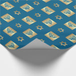 Papel De Regalo Menorah Gold y Estrella de las Fiestas Judías de D<br><div class="desc">Feliz Hanukkah. Estrella de Relieve metalizado dorado de David y diseño de Menorah Hanukkah, Rosh Hashanah, Pascua, Cualquier celebración judía regalo Papel de ajuste. Regalos y tarjetas coincidentes disponibles en la categoría Festividades Judías / Hanukkah de nuestra tienda.</div>