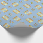 Papel De Regalo Menorah Gold y Estrella de las Fiestas Judías de D<br><div class="desc">Estrella de Relieve metalizado dorado de David y diseño de Menorah Hanukkah,  Rosh Hashanah,  Pascua,  Cualquier celebración judía regalo Papel de ajuste. Tarjetas coincidentes,  invitaciones a fiestas y regalos disponibles en la categoría Festividades Judías / Hanukkah de nuestra tienda.</div>