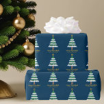 Papel De Regalo Merry Chrismukkah Cute Hanukkah Christmas Tree<br><div class="desc">Este lindo envolvimiento de Merry Chrismukkah presenta un árbol de Navidad verde decorado con adornos de dreidel azul y una estrella judía de David dorada en la cima para Hanukkah para combinar las dos vacaciones para una familia que celebra ambos.</div>