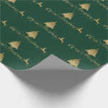 Papel De Regalo Merry Christmas Gold Green Pattern Typography<br><div class="desc">Un Navidad brillante Envuelto papel con un hermoso texto de tipografía "Feliz Navidad" en oro falso con un árbol de Navidad y un reno en un fondo verde. Hermosos y elegantes diseños para hacer un regalo alegre envolviendo esta temporada navideña.</div>