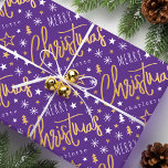 Papel De Regalo Merry Christmas Script Personalizado Purple Faux G<br><div class="desc">¡Haz que los regalos de vacaciones sean especiales con el papel de envoltura de nombres personalizados! Esta plantilla editable presenta un saludo de "Feliz Navidad", y se personaliza con el nombre del destinatario, el nombre de su familia o el año festivo. Cuenta con un diseño moderno y elegante con fuentes...</div>