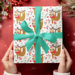 Papel De Regalo Merry Christmas Sloth | Vacaciones<br><div class="desc">Este diseño presenta una pereza festiva colgando de una rama de árbol con el texto moderno "Feliz Navidad",  popular tipografía roja.</div>