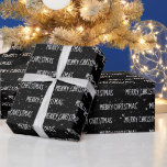 Papel De Regalo MERRY CHRISTMAS Textos Con Copos De Nieve<br><div class="desc">Texto de FELICIDAD blanca NAVIDAD con copos de nieve sobre fondo negro. El texto se puede editar. Se puede cambiar el color de fondo.</div>