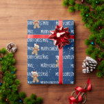 Papel De Regalo MERRY CHRISTMAS Textos Con Hombre De Pan De Gimné<br><div class="desc">White MERRY NAVIDAD texto con pan de jengibre y copos de nieve sobre fondo azul. El texto se puede editar. Se puede cambiar el color de fondo.</div>