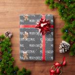 Papel De Regalo MERRY CHRISTMAS Textos Con Hombres De Gengibre<br><div class="desc">White MERRY CHRISTMAS texto con hombres de pan de jengibre y copos de nieve sobre fondo gris oscuro. El texto se puede editar. Se puede cambiar el color de fondo.</div>