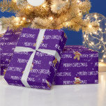 Papel De Regalo MERRY CHRISTMAS Textos Con Hombres De Gengibre<br><div class="desc">White MERRY CHRISTMAS texto con hombres de pan de jengibre y copos de nieve sobre fondo morado. El texto se puede editar. Se puede cambiar el color de fondo.</div>