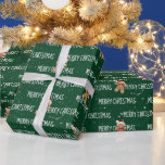 Papel De Regalo MERRY CHRISTMAS Textos Con Hombres De Gengibre<br><div class="desc">White MERRY CHRISTMAS texto con hombres de pan de jengibre y copos de nieve sobre fondo verde. El texto se puede editar. Se puede cambiar el color de fondo.</div>